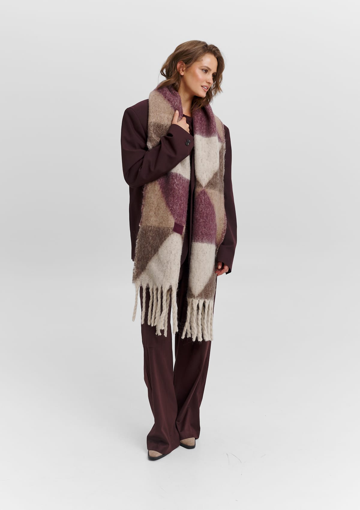 Tragebild mit Model auf neutralem Hintergrund des Produktes Cozy Scarf in der Farbe Berry