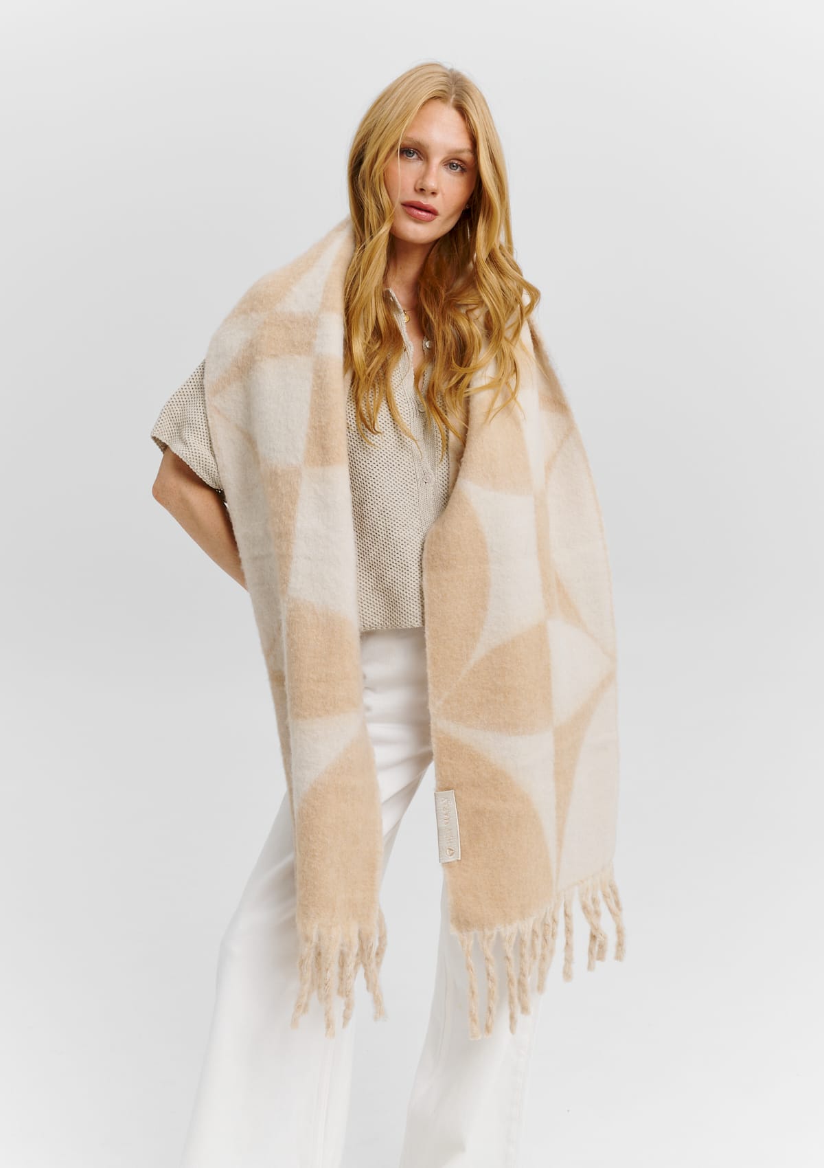 Tragebild mit Model auf neutralem Hintergrund des Produktes Iconic Scarf in der Farbe Crema-Sand