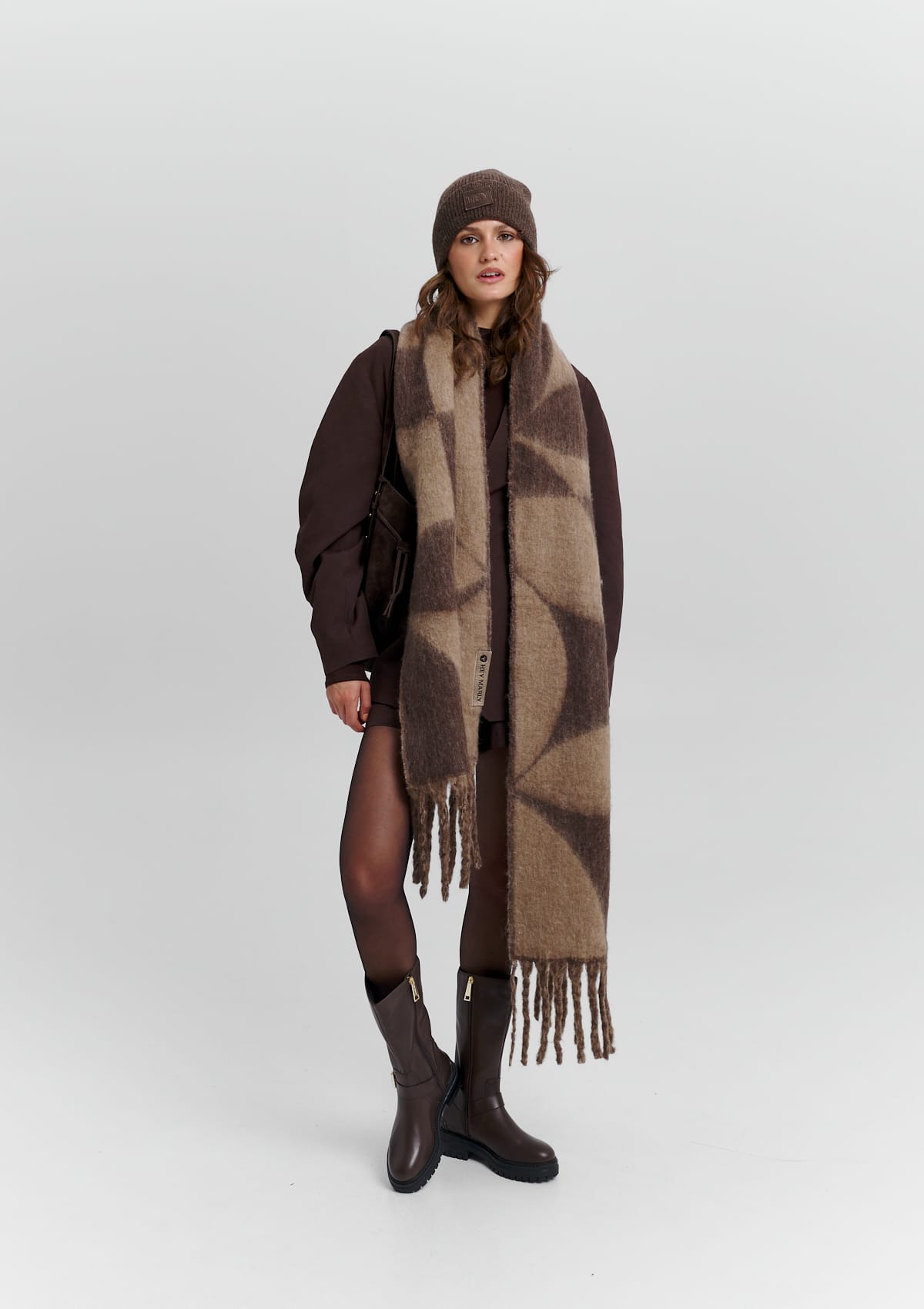 Tragebild mit Model auf neutralem Hintergrund des Produktes Iconic Scarf in der Farbe Mocha-Coffee
