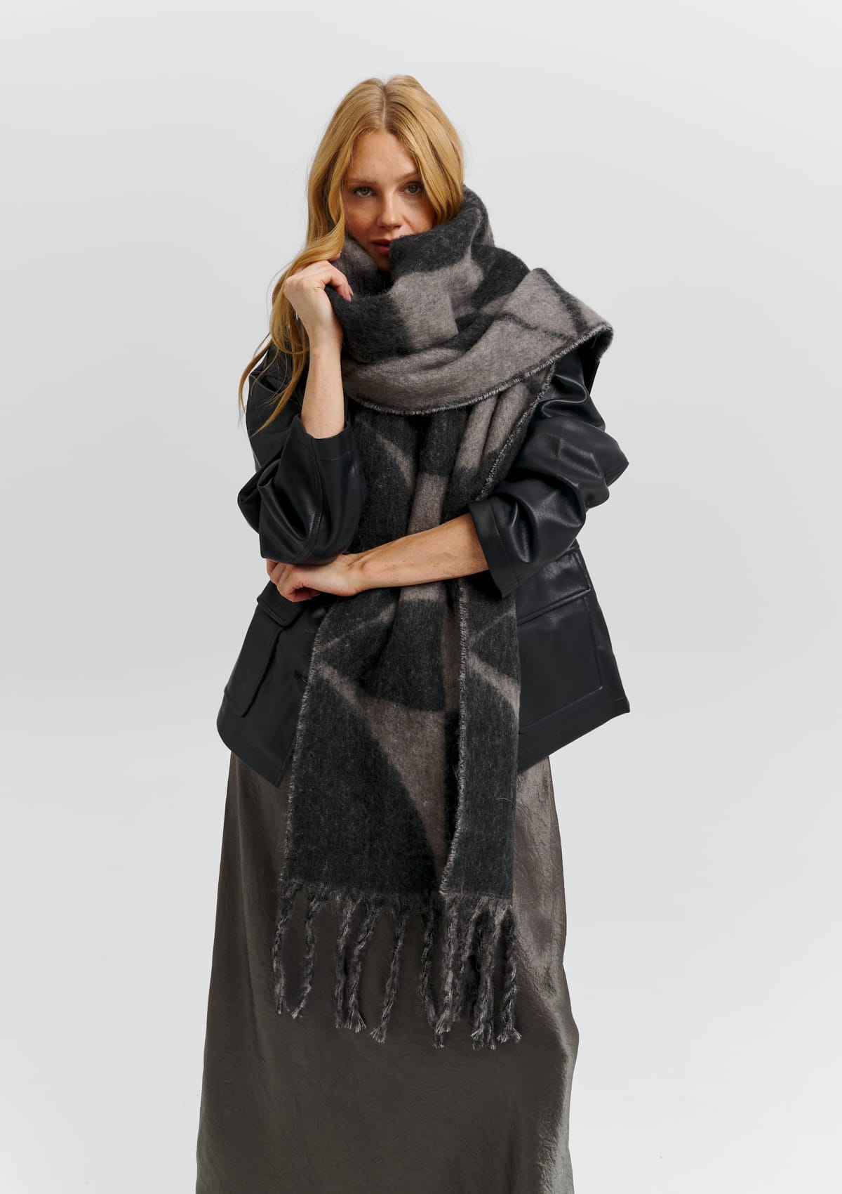 Tragebild mit Model auf neutralem Hintergrund des Produktes Iconic Scarf in der Farbe Black-Anthracite