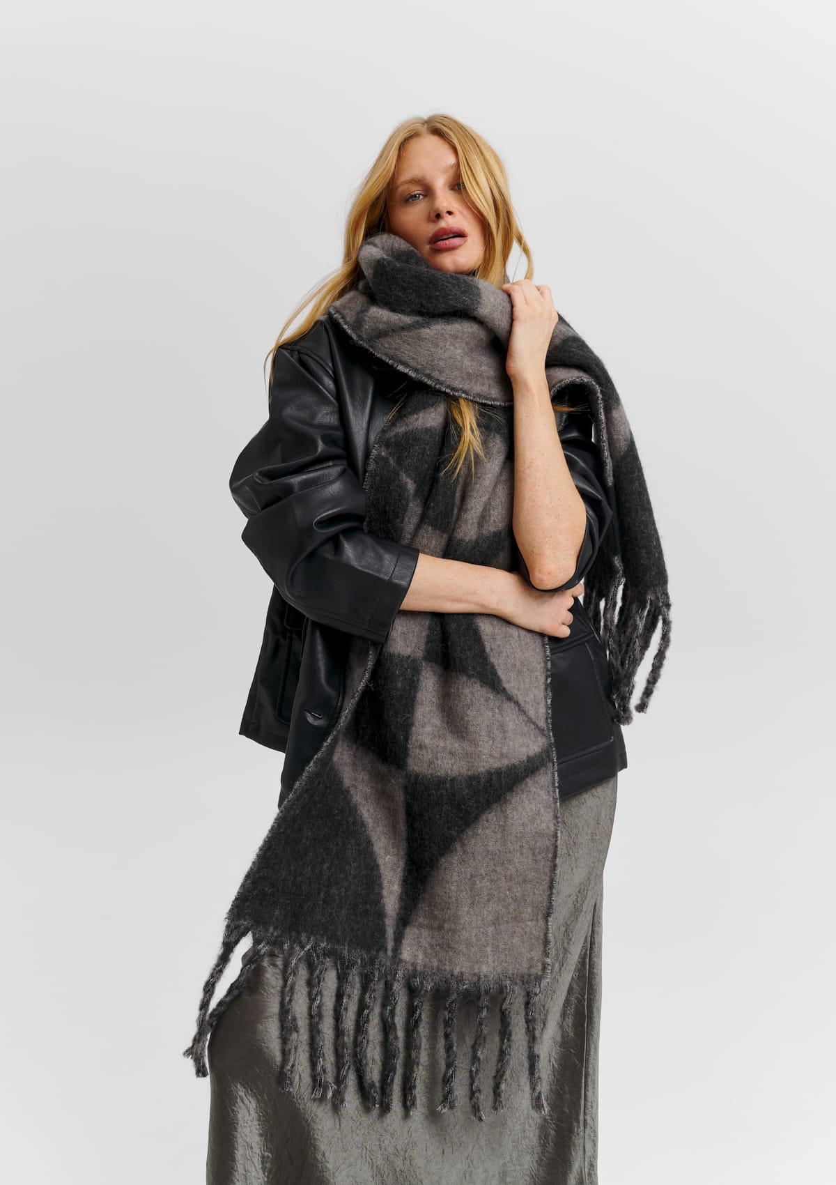 Tragebild mit Model auf neutralem Hintergrund des Produktes Iconic Scarf in der Farbe Black-Anthracite