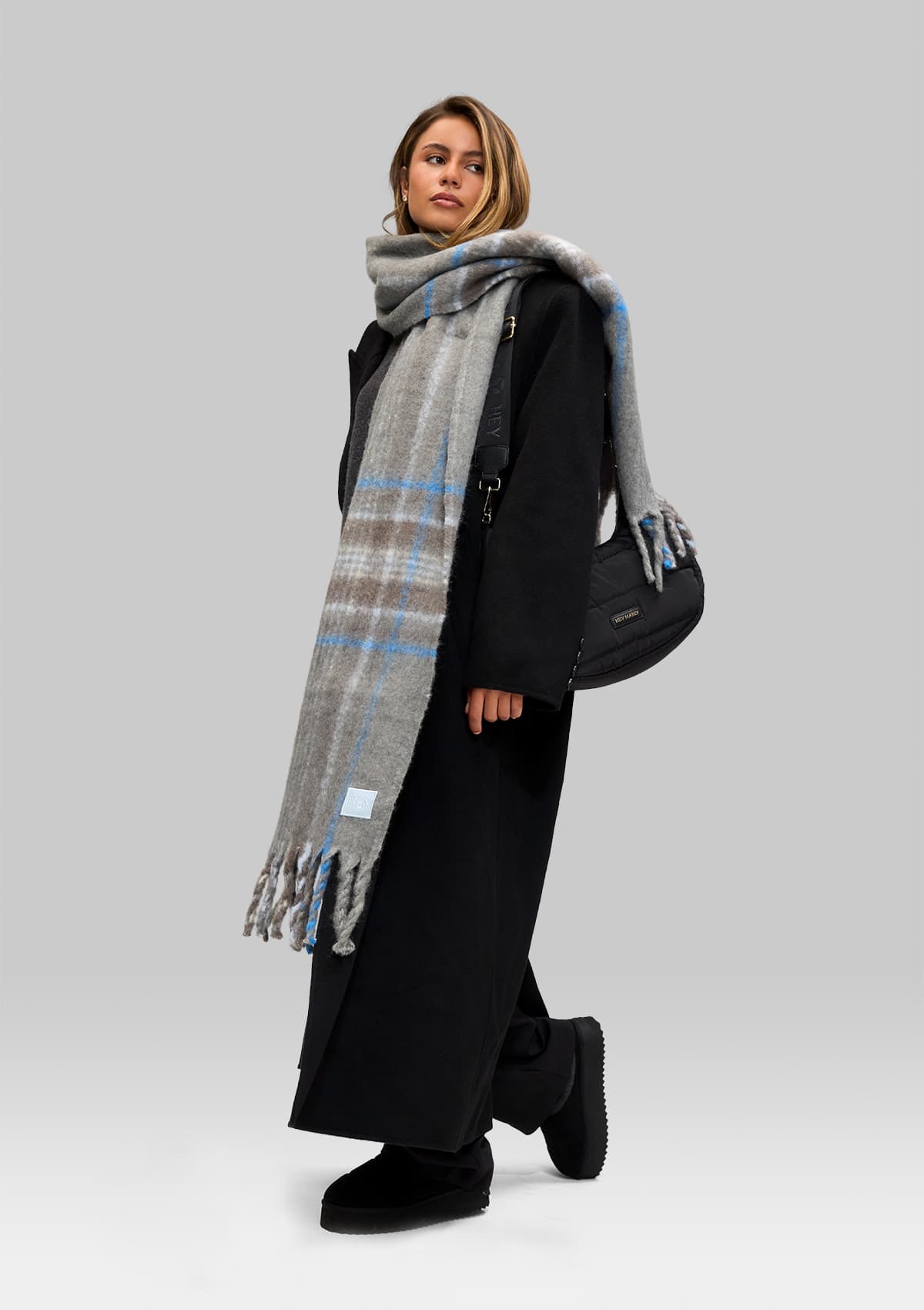 Tragebild mit Model auf neutralem Hintergrund des Produktes Check Scarf in der Farbe Grey