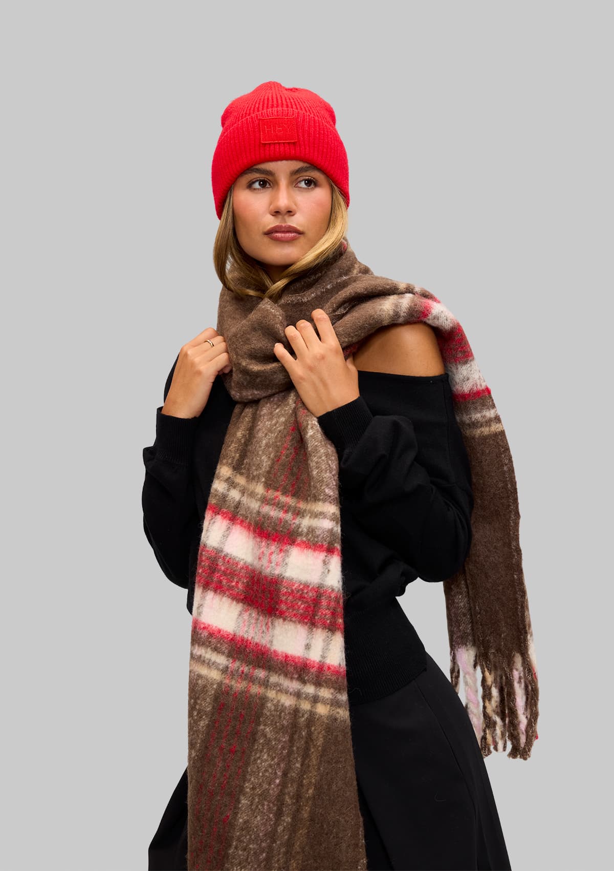 Tragebild mit Model auf neutralem Hintergrund des Produktes Check Scarf in der Farbe Coffee