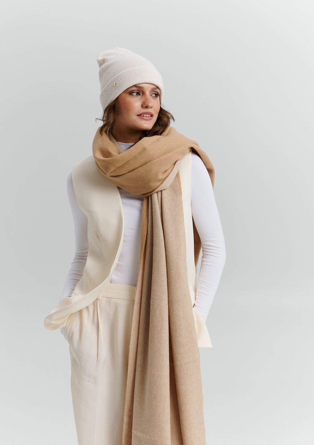 Tragebild mit Model des Produktes Classic Beanie in der Farbe Crema/Sand