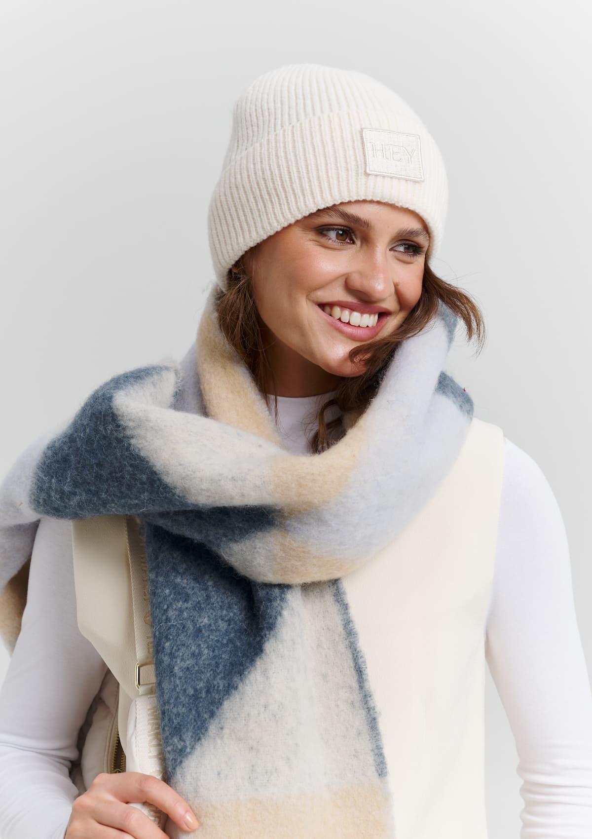 Tragebild mit Model des Produktes Hey Beanie in der Farbe Crema