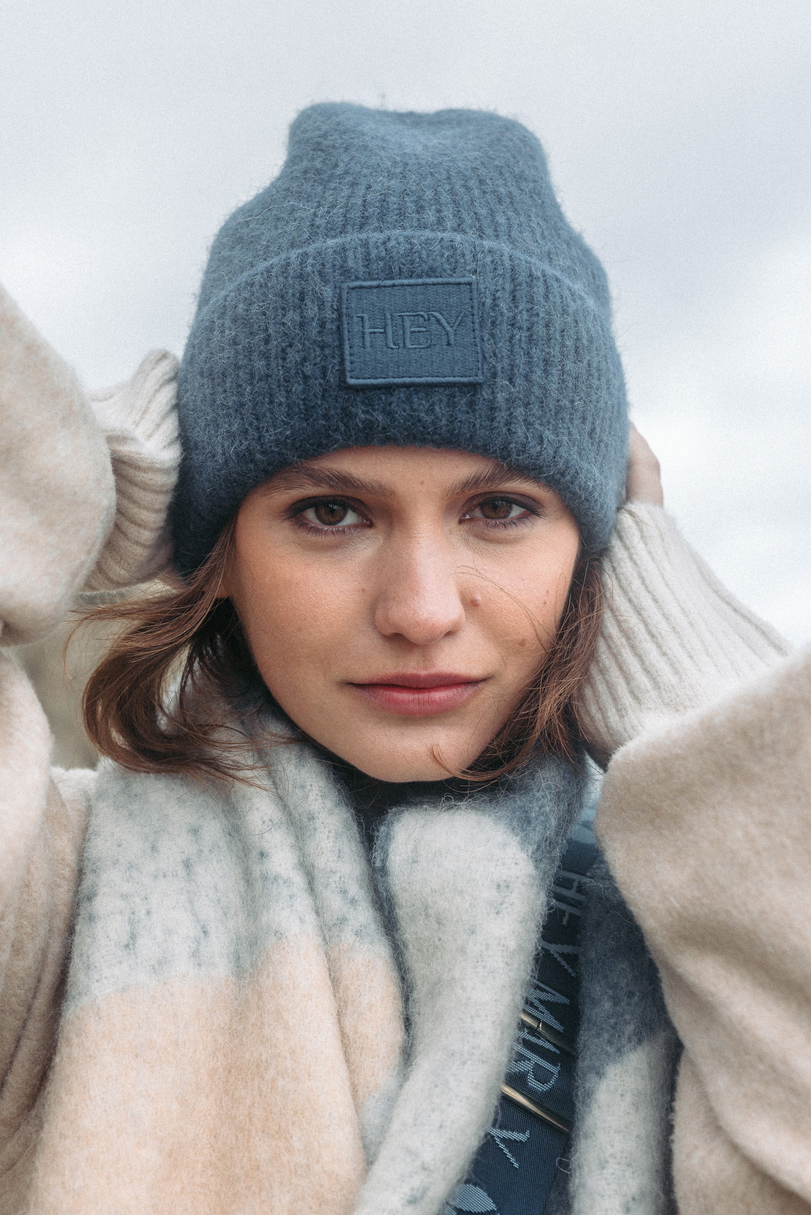 Tragebild mit Model auf neutralem Hintergrund des Produktes Hey Beanie in der Farbe Blue