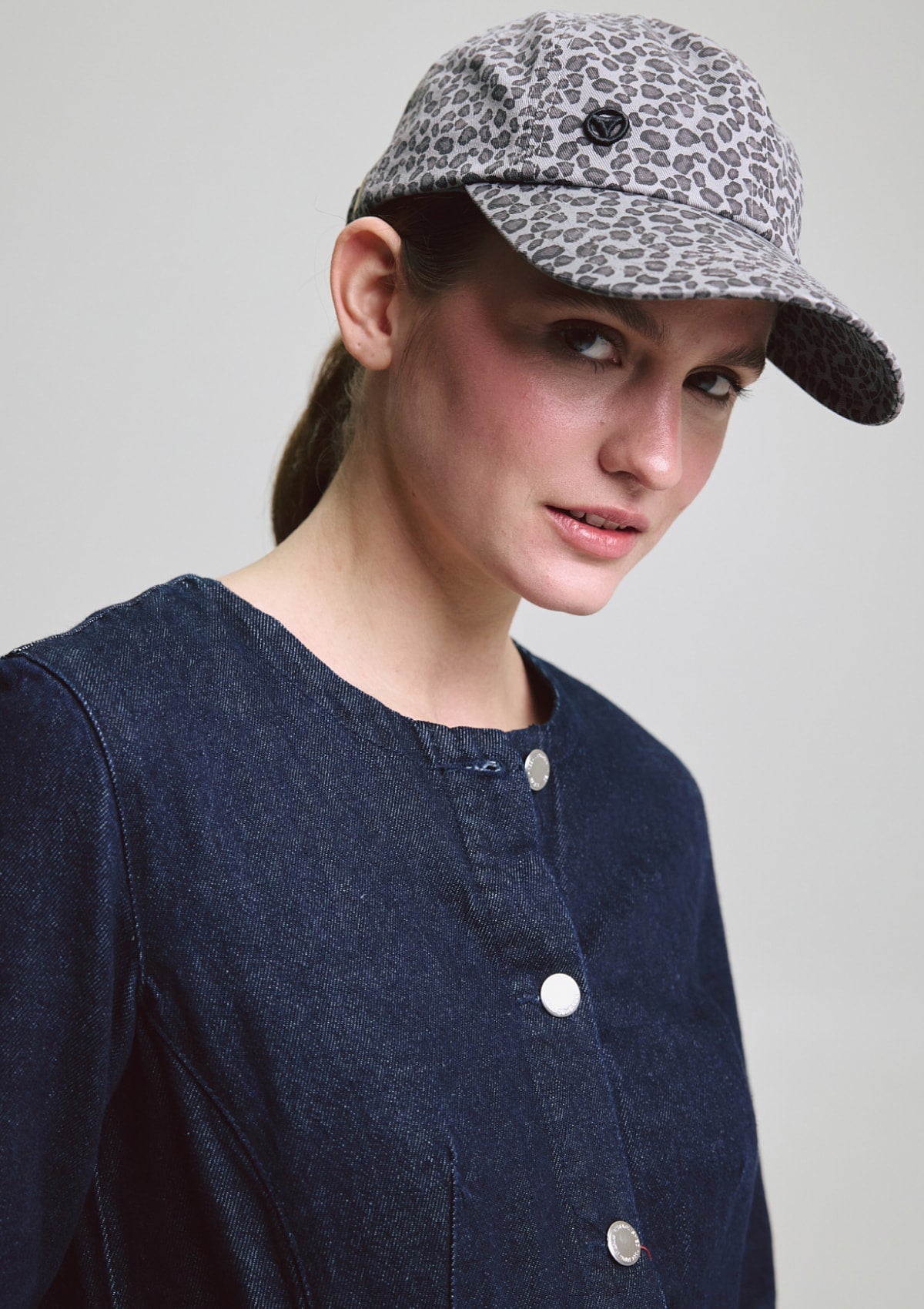 Tragebild mit Model auf neutralem Hintergrund des Produktes Wild Cap in der Farbe Leo Grey