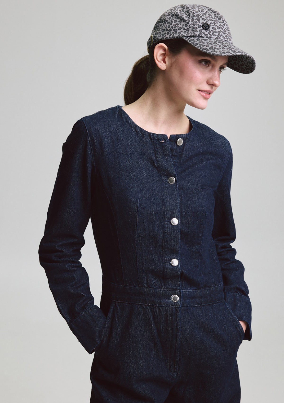 Tragebild mit Model auf neutralem Hintergrund des Produktes Wild Cap in der Farbe Leo Grey