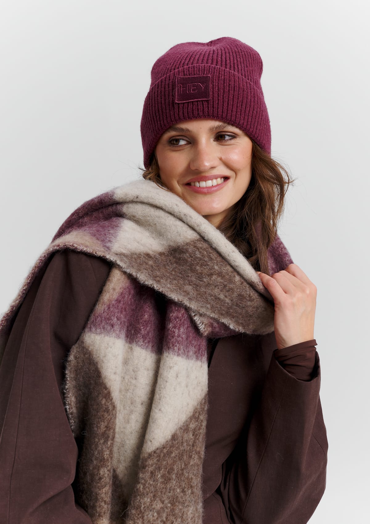 Tragebild mit Model auf neutralem Hintergrund des Produktes Hey Beanie in der Farbe Berry