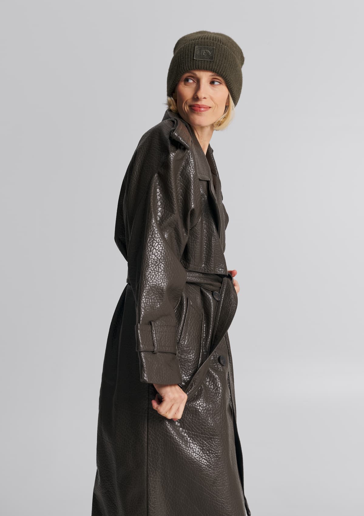 Tragebild mit Model auf neutralem Hintergrund des Produktes Hey Beanie in der Farbe Forest