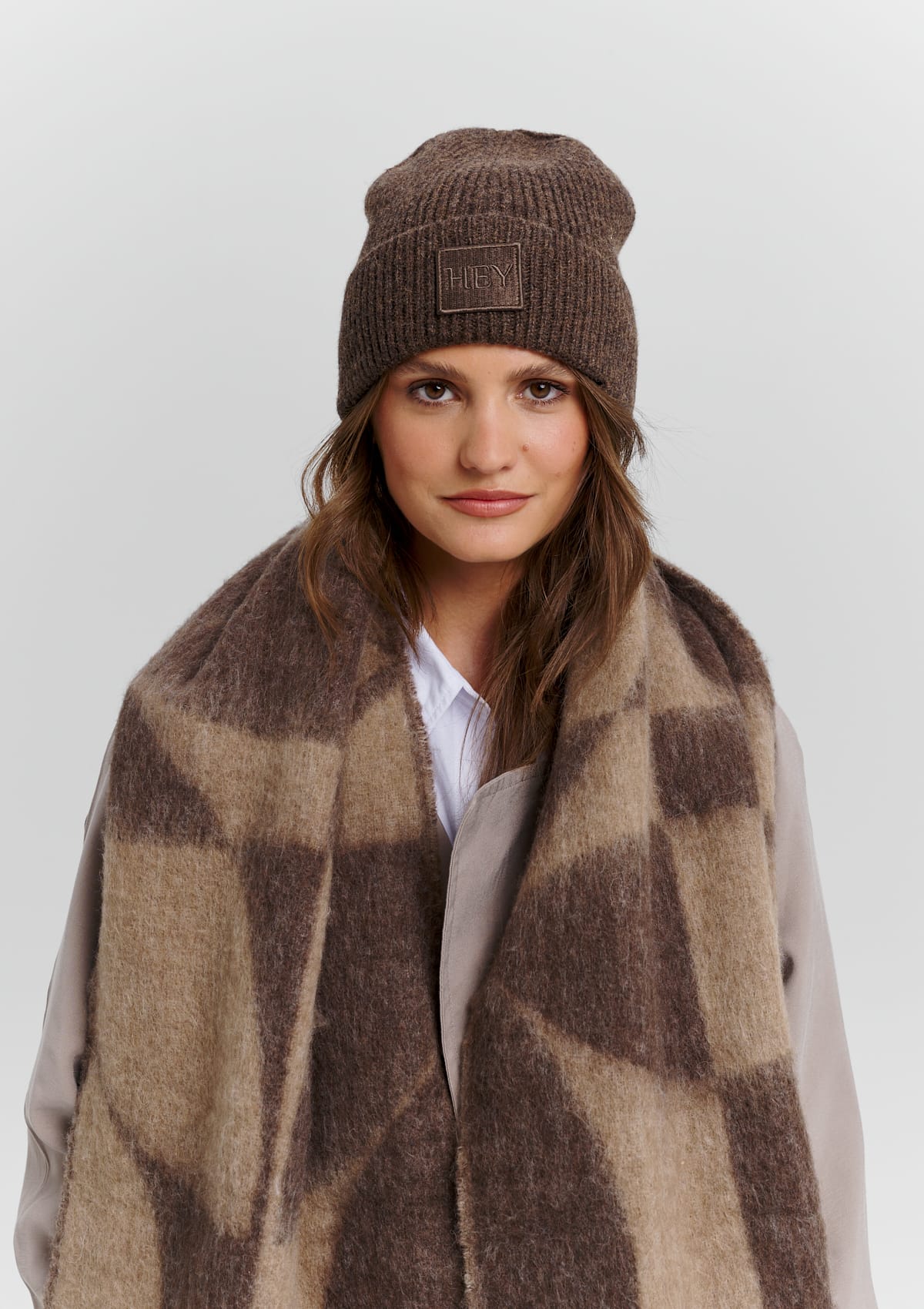 Tragebild mit Model auf neutralem Hintergrund des Produktes Hey Beanie in der Farbe Coffee