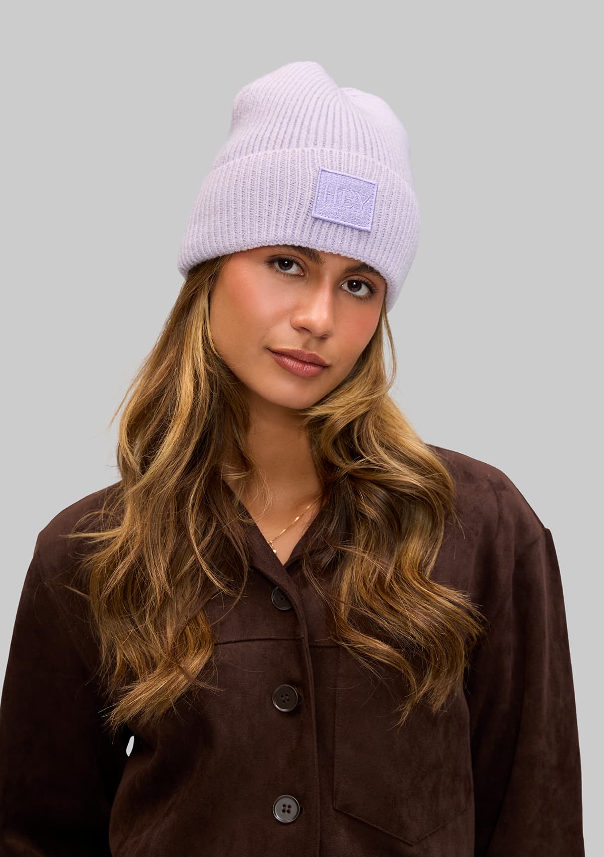 Tragebild mit Model auf neutralem Hintergrund des Produktes Hey Beanie in der Farbe Purple Light