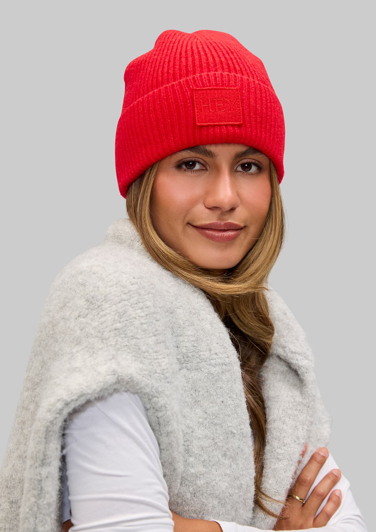 Tragebild mit Model auf neutralem Hintergrund des Produktes Hey Beanie in der Farbe Red