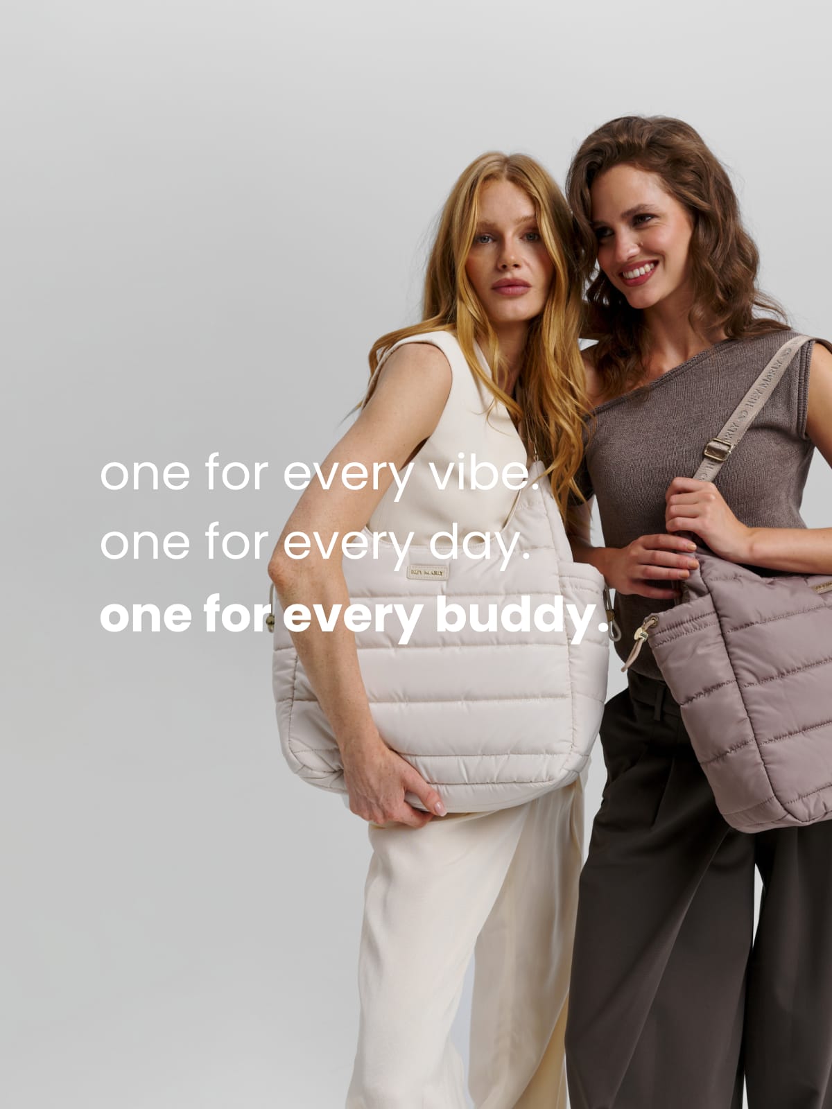 Models mit Puffy Buddy Taschen vor neutralem Hintergrund und dem Text "one for every vibe. one for every day. one for every buddy."