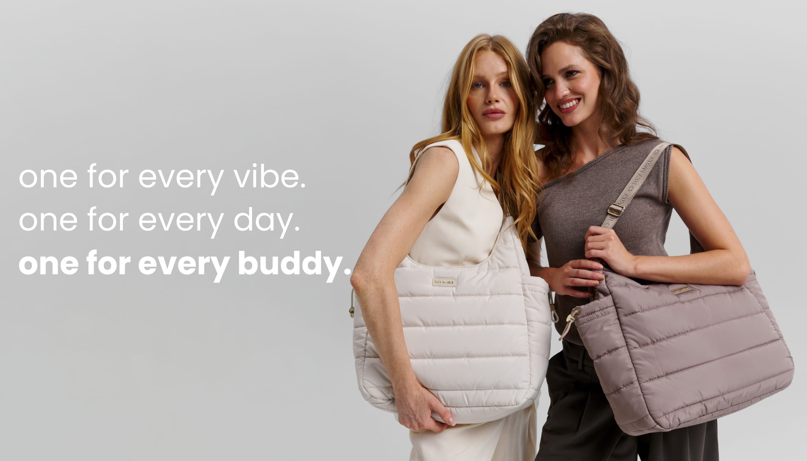 Models mit Puffy Buddy Taschen vor neutralem Hintergrund und dem Text "one for every vibe. one for every day. one for every buddy."