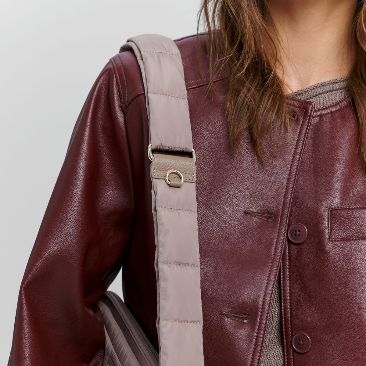Model mit Puffy Strap vor neutralem Hintergrund