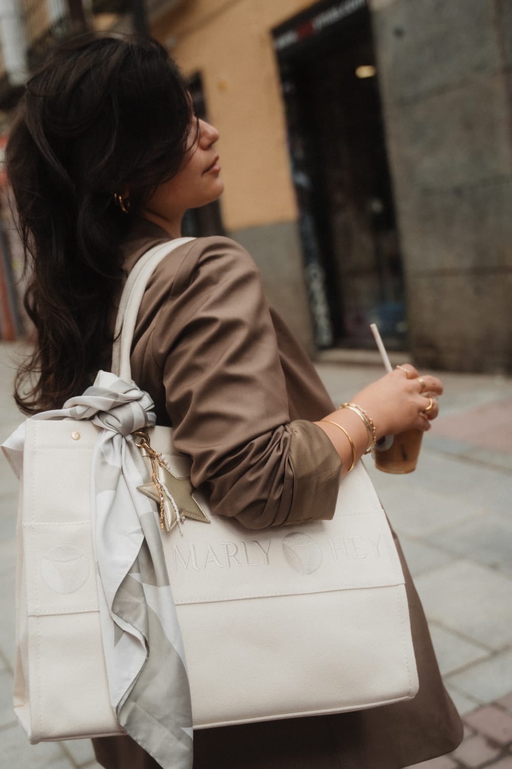 Model mit Tasche und Accessoires