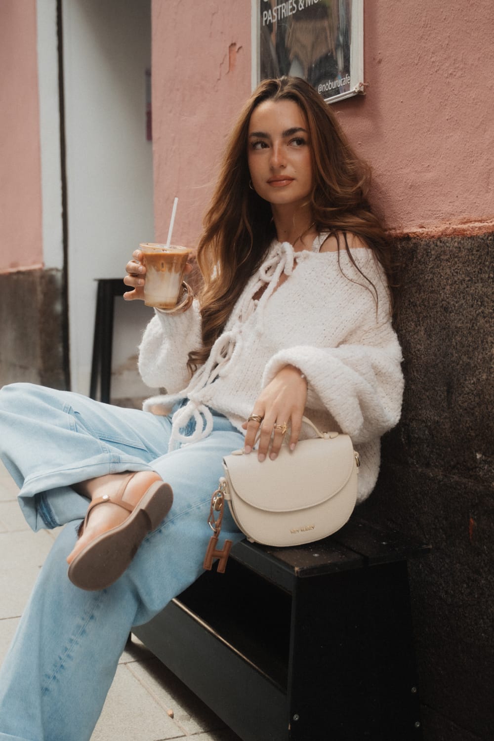 Model mit Tasche, Bag Charm und Sandalen