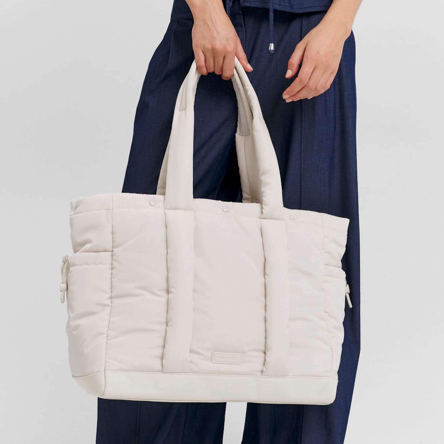 Model mit Cool Buddy Tasche vor neutralem Hintergrund