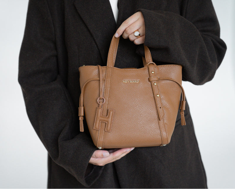 Bag Tag Letter Cognac Hey Marly