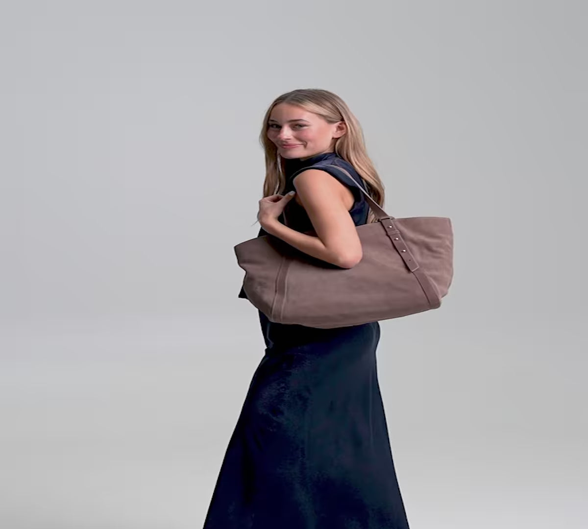 Produktabbildung auf neutralem Hintergrund des Produktes Pretty Wonder Suede in der Farbe Mocha